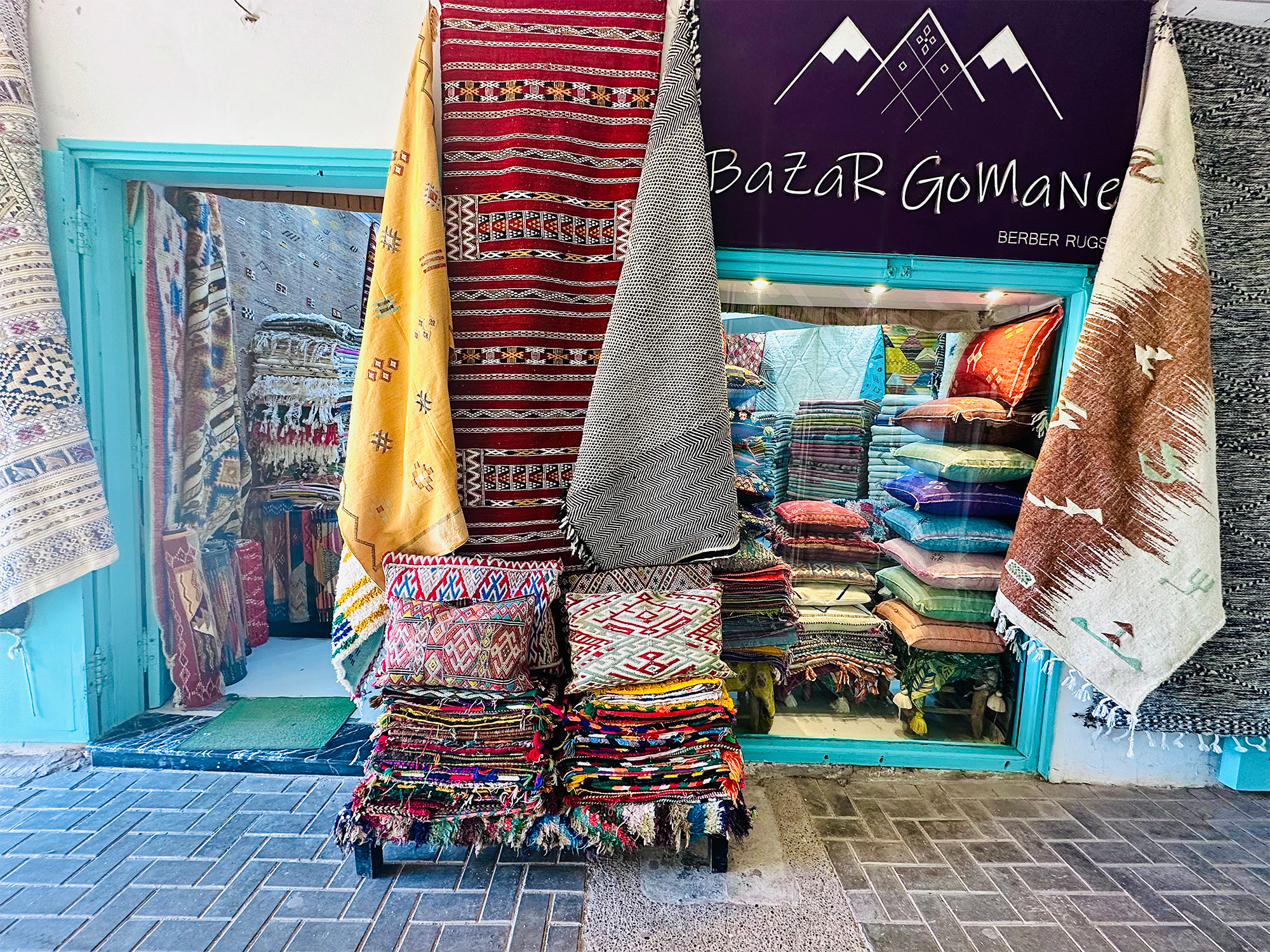 Euphoric Threads Travel Blog - Euphoric Escapades - The Adventures of Griffindor - The Ultimate Travel Guide to Shopping in Morocco. Essaouria shopping guide - berber carpet shopping